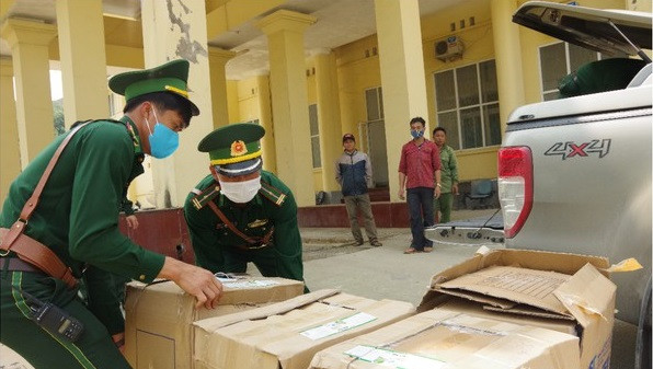 Bắt giữ đối tượng vận chuyển 64.500 khẩu trang y tế qua biên giới ảnh 1