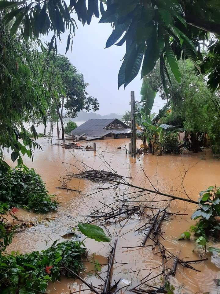 Chiến sỹ Bộ đội Biên phòng lội bùn non giúp dân dọn dẹp, thông đường sau lũ ảnh 2