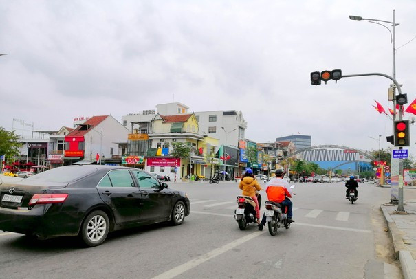 Xôn xao biển báo 'Đèn đỏ được phép đi thẳng' ở Nghệ An ảnh 2