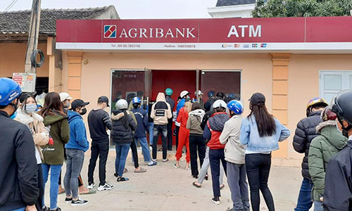 Dòng người rồng rắn xếp hàng chờ rút tiền ngày 29 Tết ảnh 1