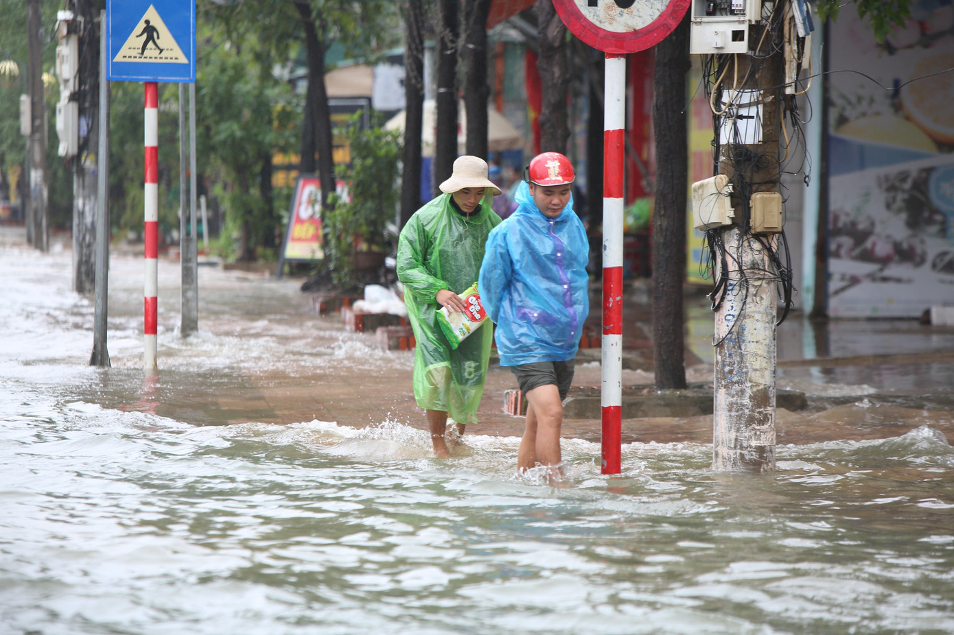 Nước chạm nóc, người dân Hà Tĩnh ngồi mái nhà chờ cứu trợ ảnh 9
