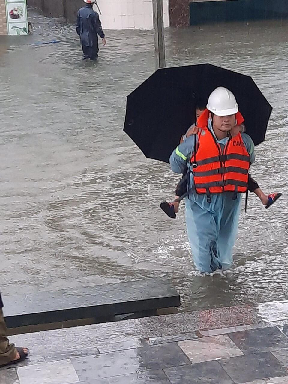 460 đội thanh niên tình nguyện đến từng nhà giúp dân chạy lũ ảnh 12