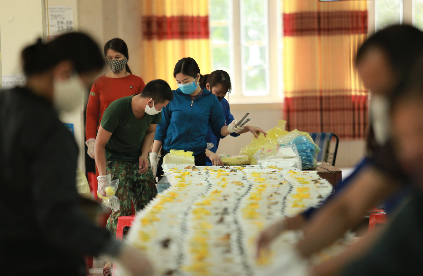 Giảng viên về thôn kêu gọi, thu gom rau tiếp tế nơi cách ly gần 1.000 người ảnh 3