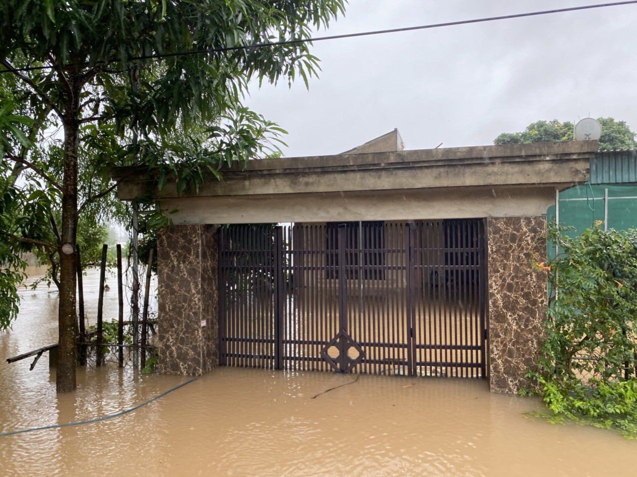 Nước chạm nóc, người dân Hà Tĩnh ngồi mái nhà chờ cứu trợ ảnh 11