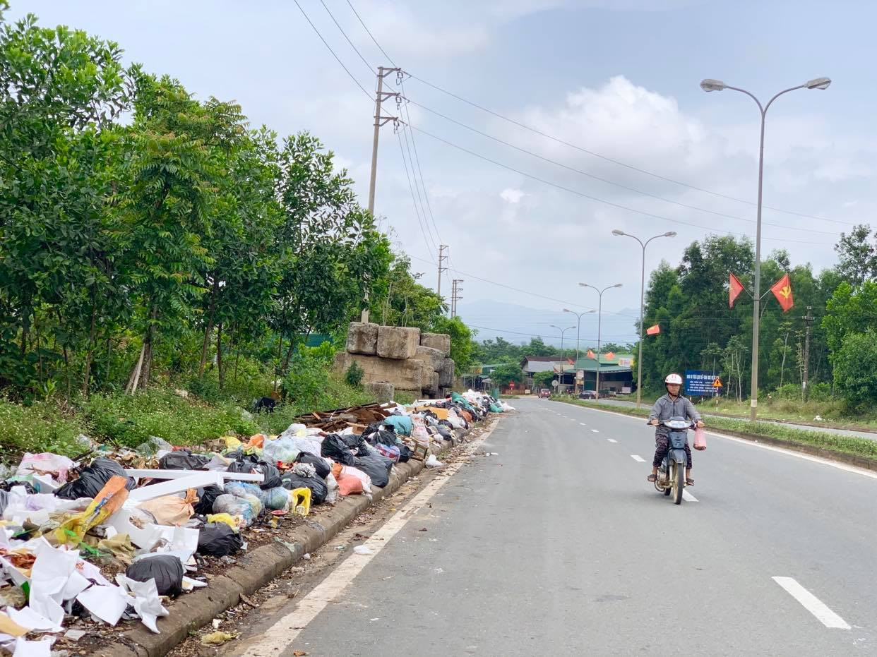 Không có bãi tập kết, rác bủa vây đường Hồ Chí Minh ảnh 10