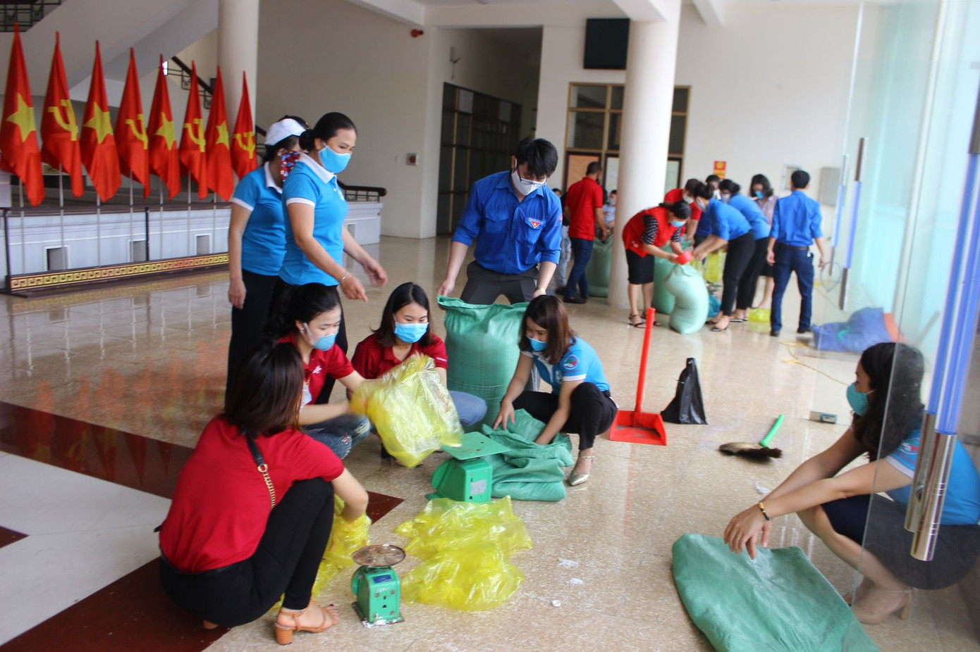 Do lượng người đến đông, để cấp phát nhanh chóng, đảm bảo phòng dịch, các thành viên trong ban tổ chức tự đong và cấp phát cho người dân. Ấm lòng 'ATM gạo' và siêu thị '0 đồng' hỗ trợ người dân trong mùa dịch ảnh 5