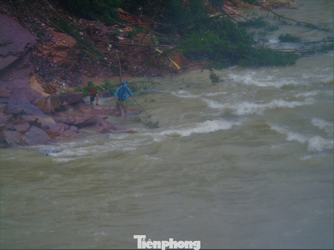 Hàng chục người bất chấp hồ xả lũ vẫn săn bắt cá dưới dòng nước xiết ảnh 20