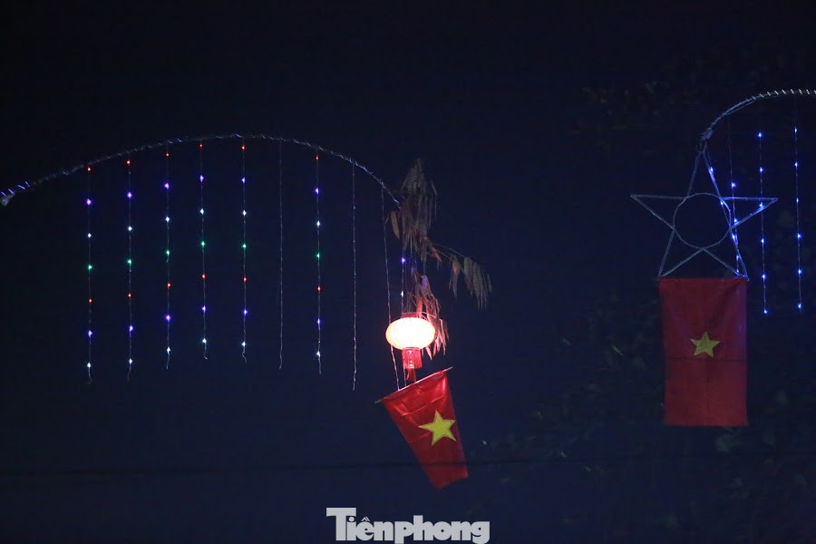 Rực sáng những 'cung đường nêu' đón Tết ở xứ Nghệ ảnh 6