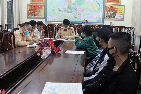 Công an tổ chức vây bắt nhóm 'quái xế' đầu trần lạng lách, đánh võng giữa phố ảnh 2