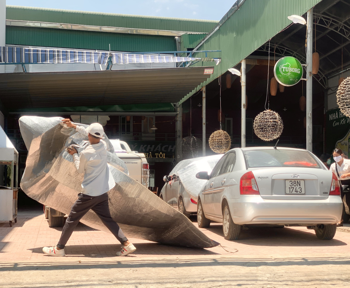 Hồ đập cạn khô, ruộng đồng nứt nẻ, dân quay cuồng trong nắng nóng miền Trung ảnh 13