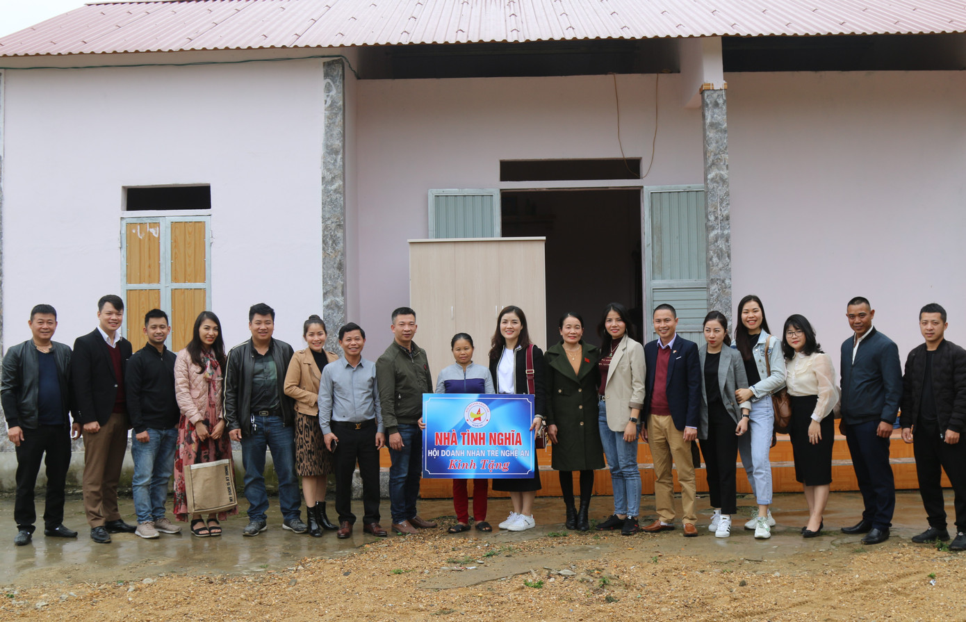 Hội Doanh nhân trẻ Nghệ An trao quà Tết cho người nghèo ảnh 1