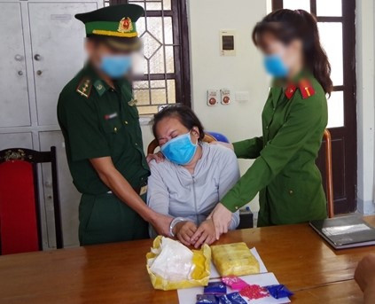 Người phụ nữ khóc nức nở khi bị bắt quả tang vận chuyển 12.000 viên ma túy ảnh 1