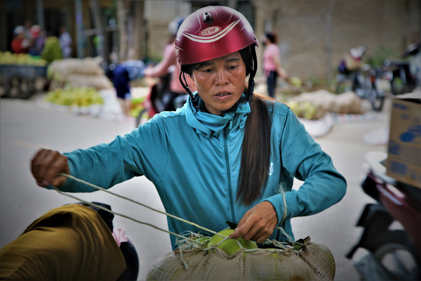 Bưởi đặc sản vào vụ, trăm người soi đèn thức trắng bán ở chợ đêm ảnh 5