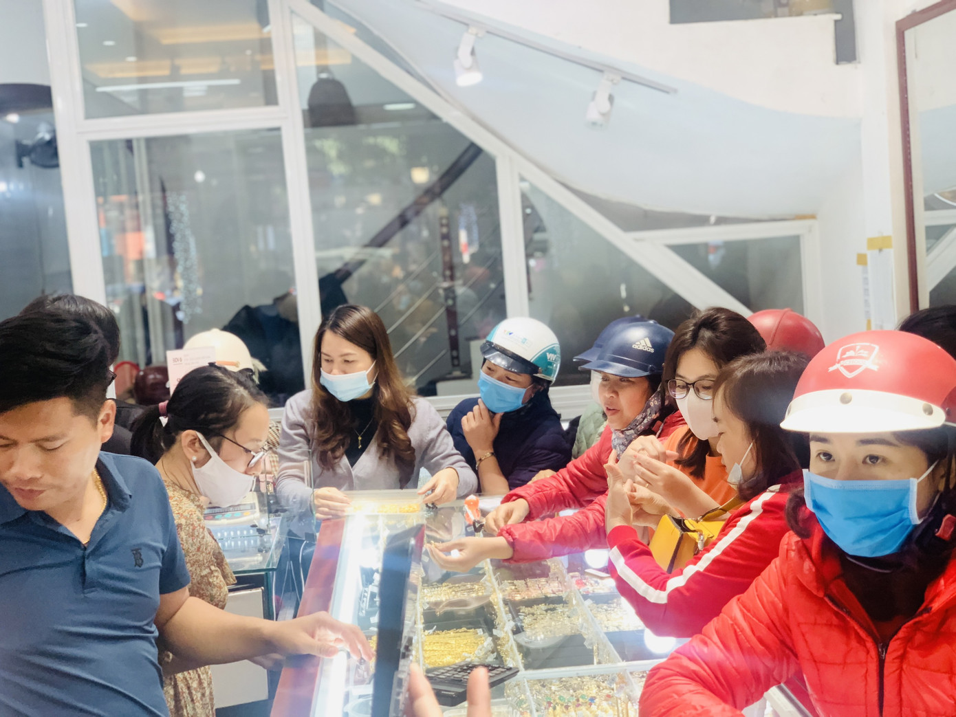 Người Hà Tĩnh, Cần Thơ đổ xô mua vàng ngày Vía Thần Tài ảnh 2