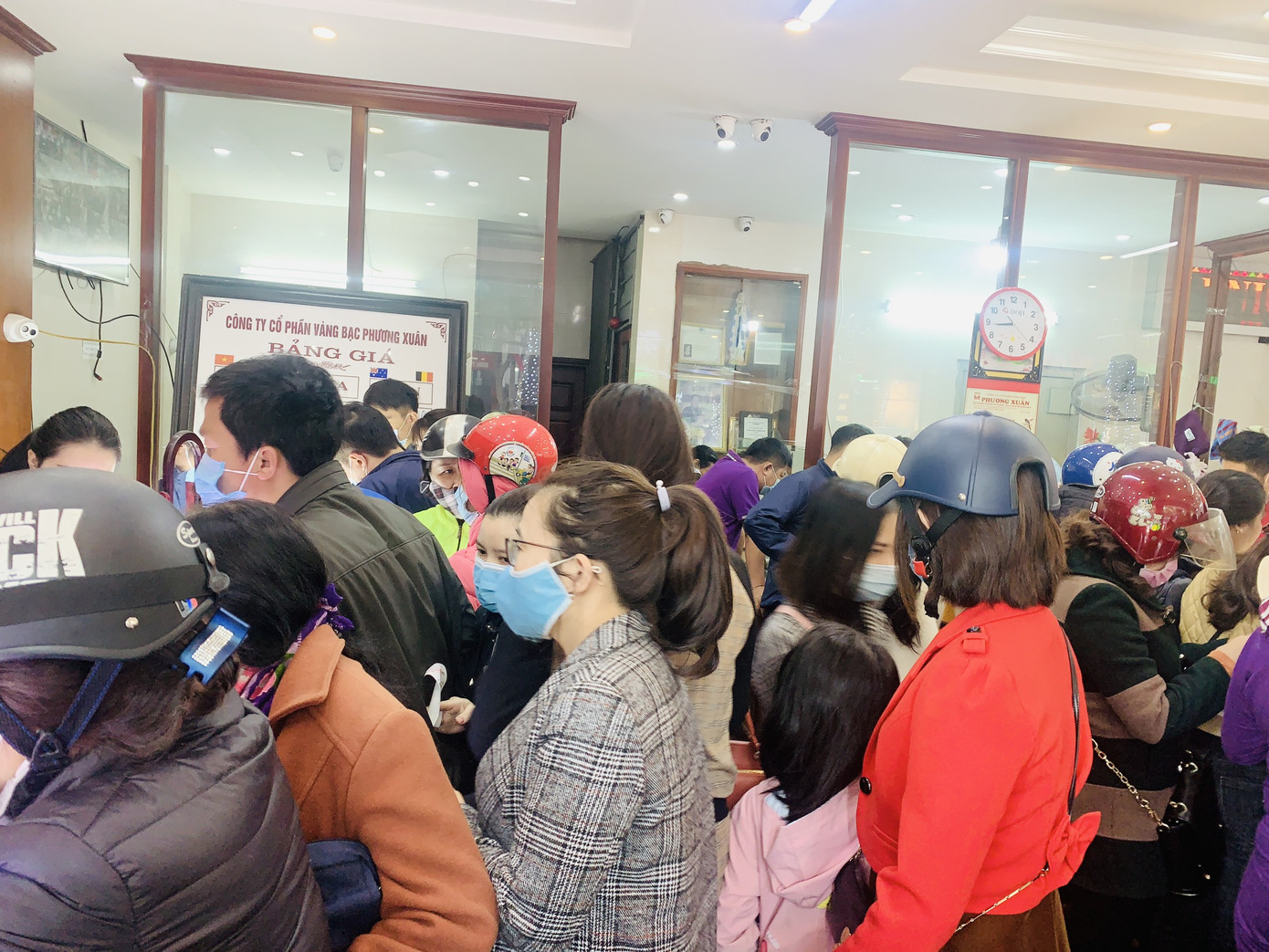 Người Hà Tĩnh, Cần Thơ đổ xô mua vàng ngày Vía Thần Tài ảnh 1