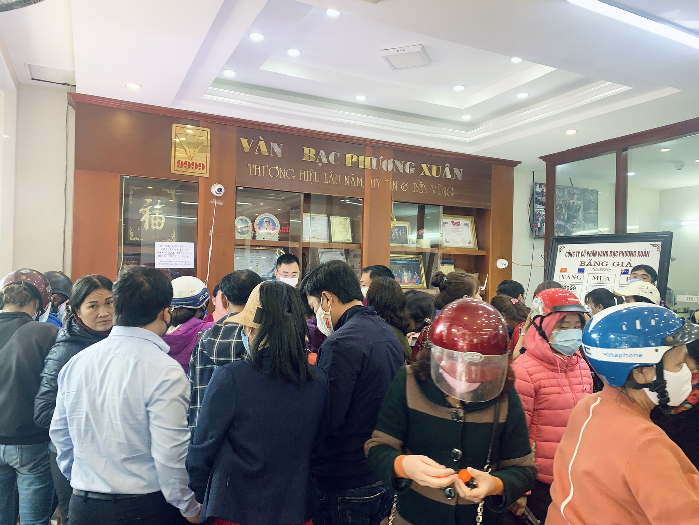 Người Hà Tĩnh, Cần Thơ đổ xô mua vàng ngày Vía Thần Tài ảnh 4