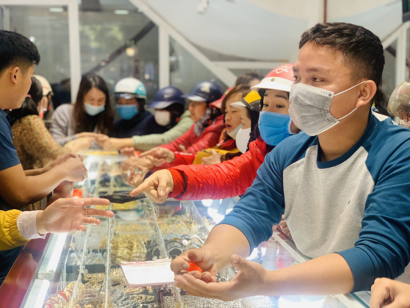 Người Hà Tĩnh, Cần Thơ đổ xô mua vàng ngày Vía Thần Tài ảnh 6