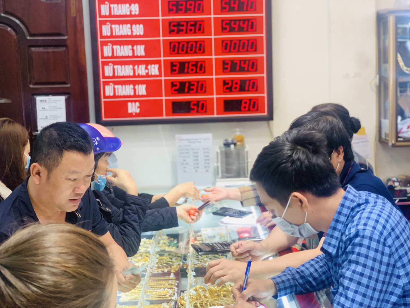 Người Hà Tĩnh, Cần Thơ đổ xô mua vàng ngày Vía Thần Tài ảnh 5