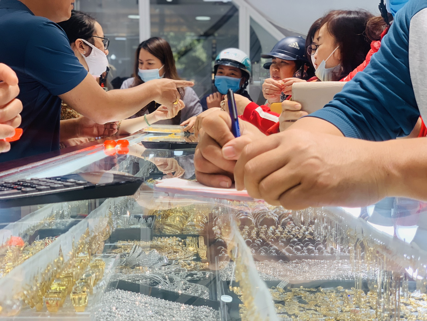 Người Hà Tĩnh, Cần Thơ đổ xô mua vàng ngày Vía Thần Tài ảnh 7