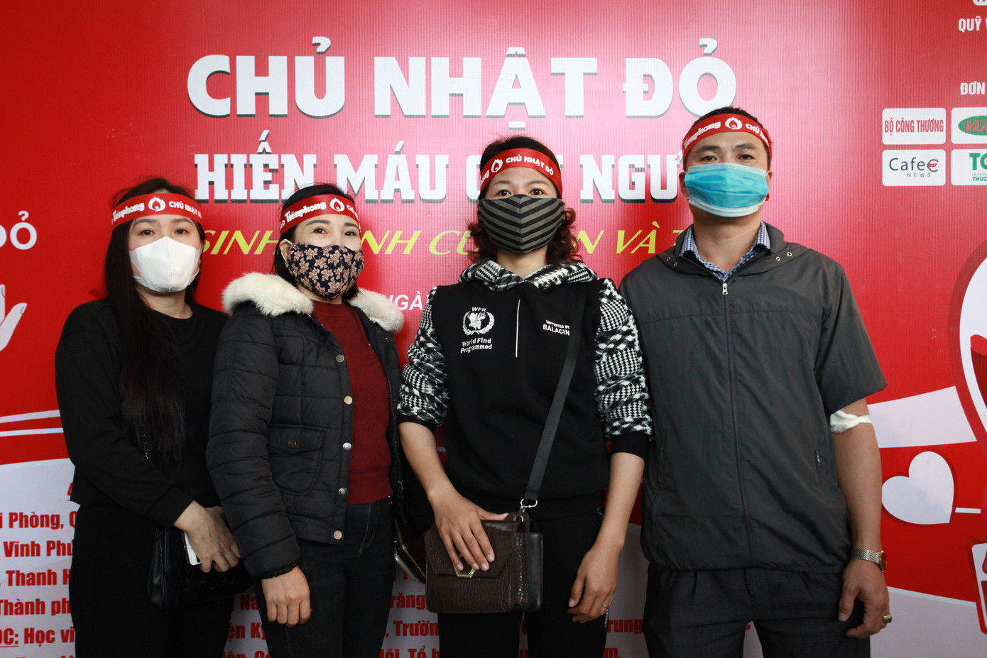 Gia đình bốn anh chị em đội mưa đi hiến máu ảnh 1