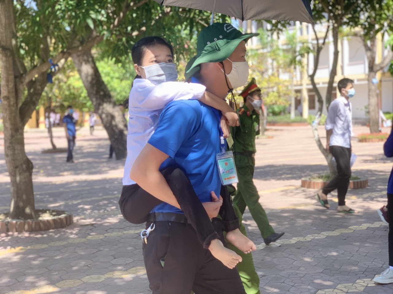 Cảm động thanh niên tình nguyện cõng nữ sinh khuyết tật đi thi ảnh 2