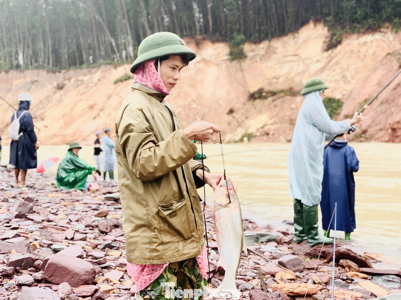Hàng chục người bất chấp hồ xả lũ vẫn săn bắt cá dưới dòng nước xiết ảnh 12