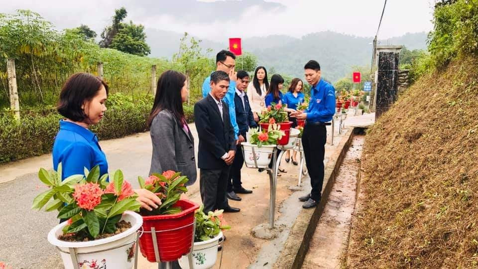 Thanh niên Hà Tĩnh làm đường hoa chào mừng Đại hội Đảng bộ tỉnh ảnh 2