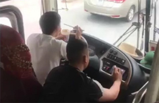 Bị tước bằng 2 tháng khi vừa lái xe vừa ăn mì tôm ảnh 1