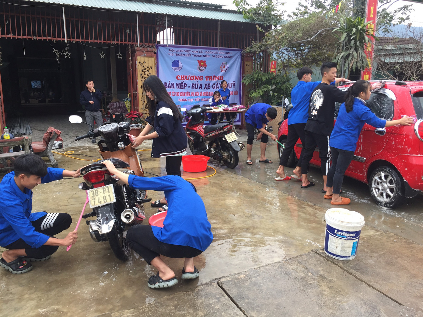 Tuổi trẻ Hà Tĩnh rửa xe, bán gạo gây quỹ hưởng ứng Tết vì người nghèo ảnh 5