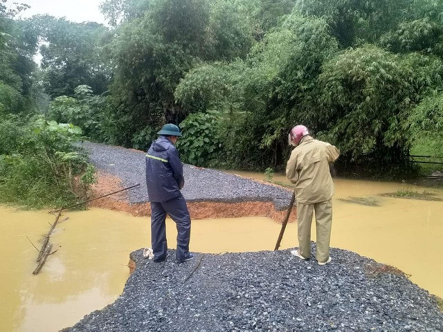 Đồi núi lở, đất đá tràn xuống ‘uy hiếp’ hàng trăm hộ dân miền núi Nghệ An ảnh 10