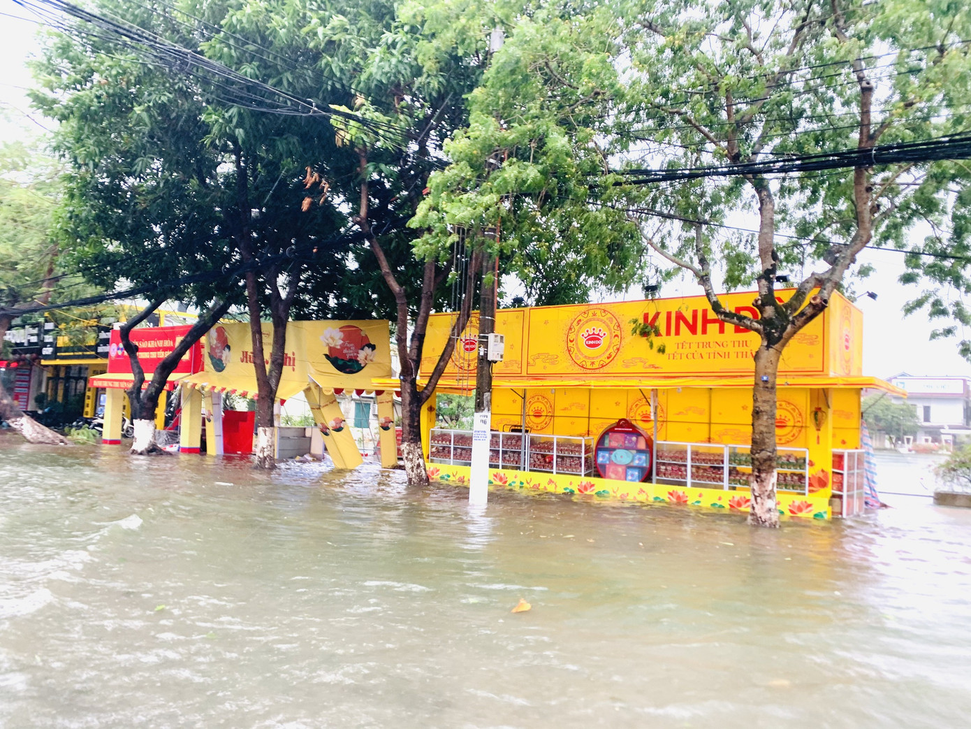 Mưa lớn, thành phố Hà Tĩnh 'biến' thành sông ảnh 10