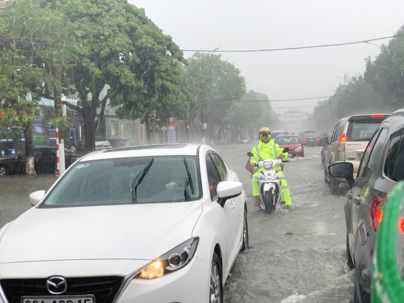 Mưa lớn, thành phố Hà Tĩnh 'biến' thành sông ảnh 5