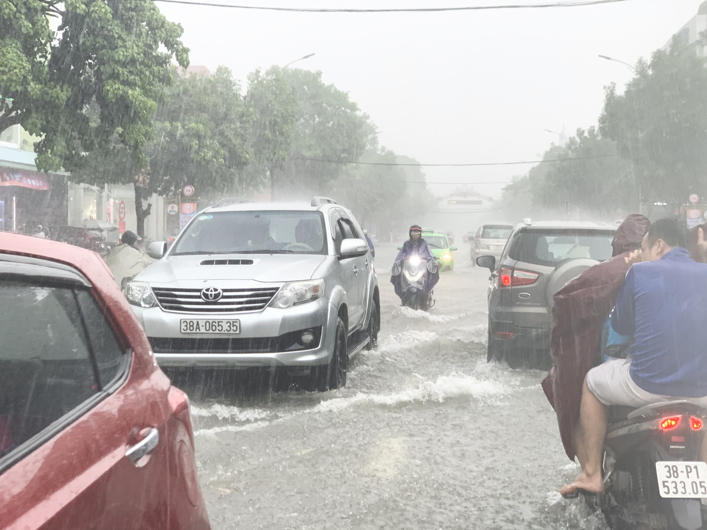 Mưa lớn, thành phố Hà Tĩnh 'biến' thành sông ảnh 15