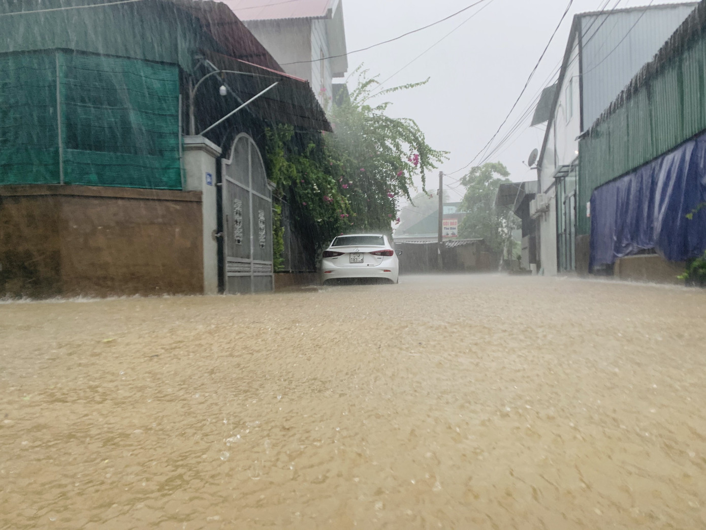 Mưa lớn, thành phố Hà Tĩnh 'biến' thành sông ảnh 2