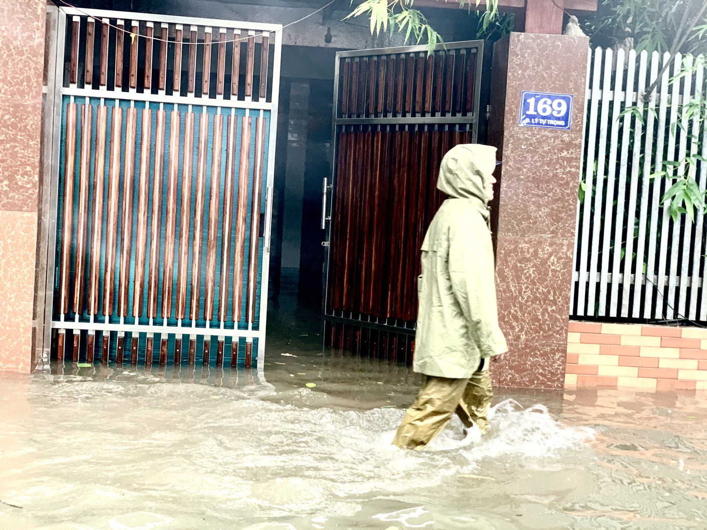 Mưa lớn, thành phố Hà Tĩnh 'biến' thành sông ảnh 12