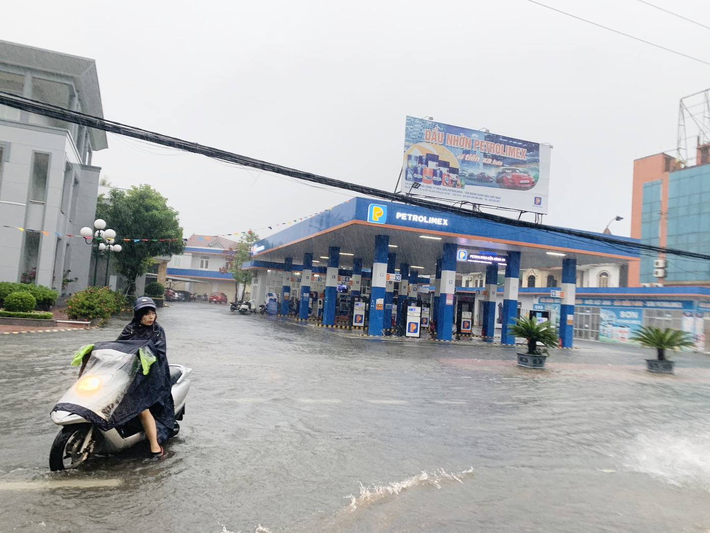 Mưa lớn, thành phố Hà Tĩnh 'biến' thành sông ảnh 4