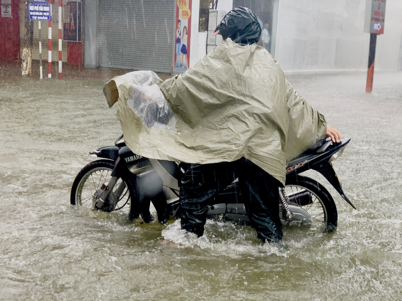 Mưa lớn, thành phố Hà Tĩnh 'biến' thành sông ảnh 13