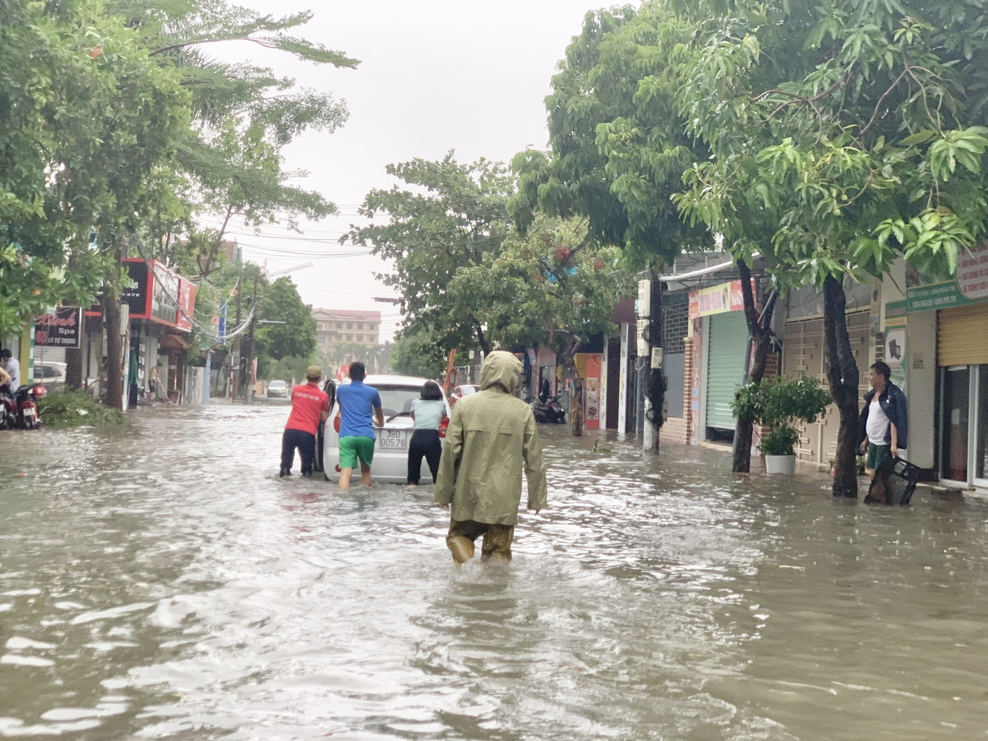 Mưa lớn, thành phố Hà Tĩnh 'biến' thành sông ảnh 7