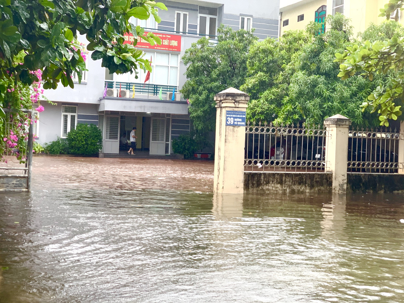 Mưa lớn, thành phố Hà Tĩnh 'biến' thành sông ảnh 14