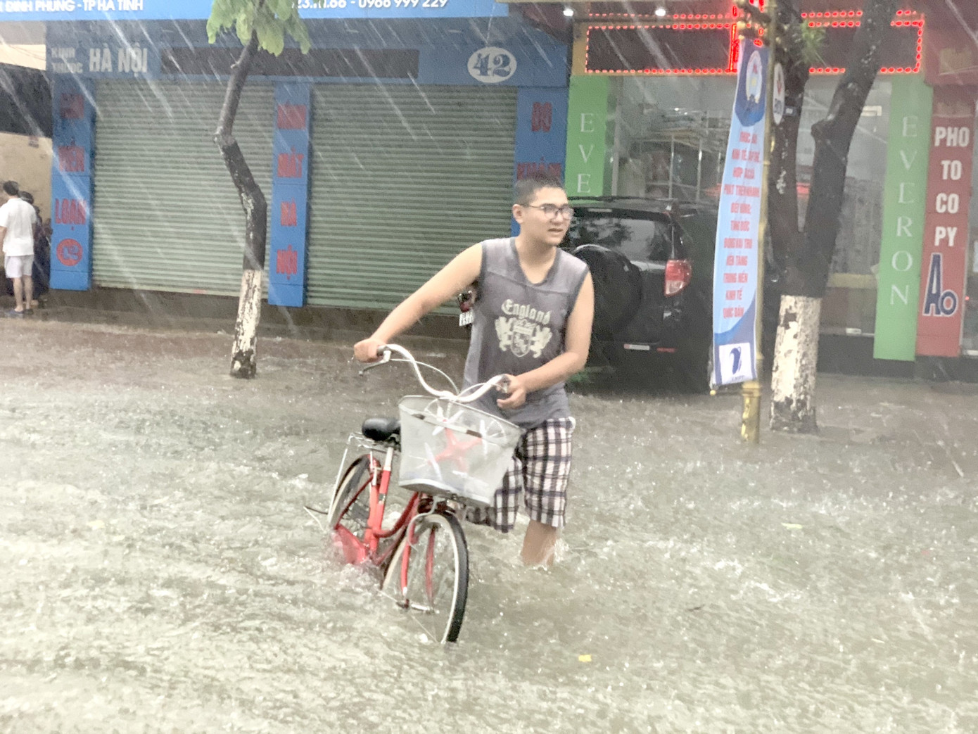 Mưa lớn, thành phố Hà Tĩnh 'biến' thành sông ảnh 11