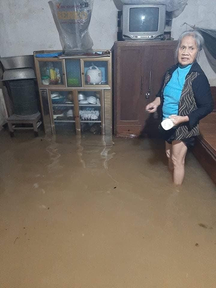 Mưa to không ngớt, người dân Nghệ An trắng đêm dọn đồ chạy lũ ảnh 6