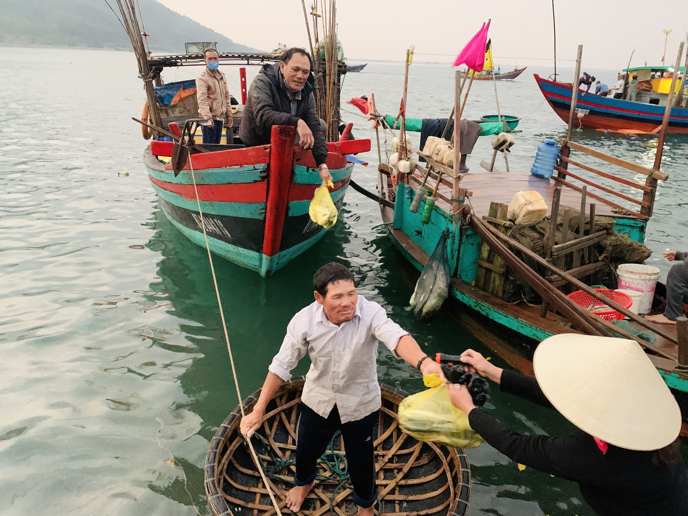 Vươn khơi đầu năm, ngư dân phấn khởi trúng đậm tôm, cá ảnh 8