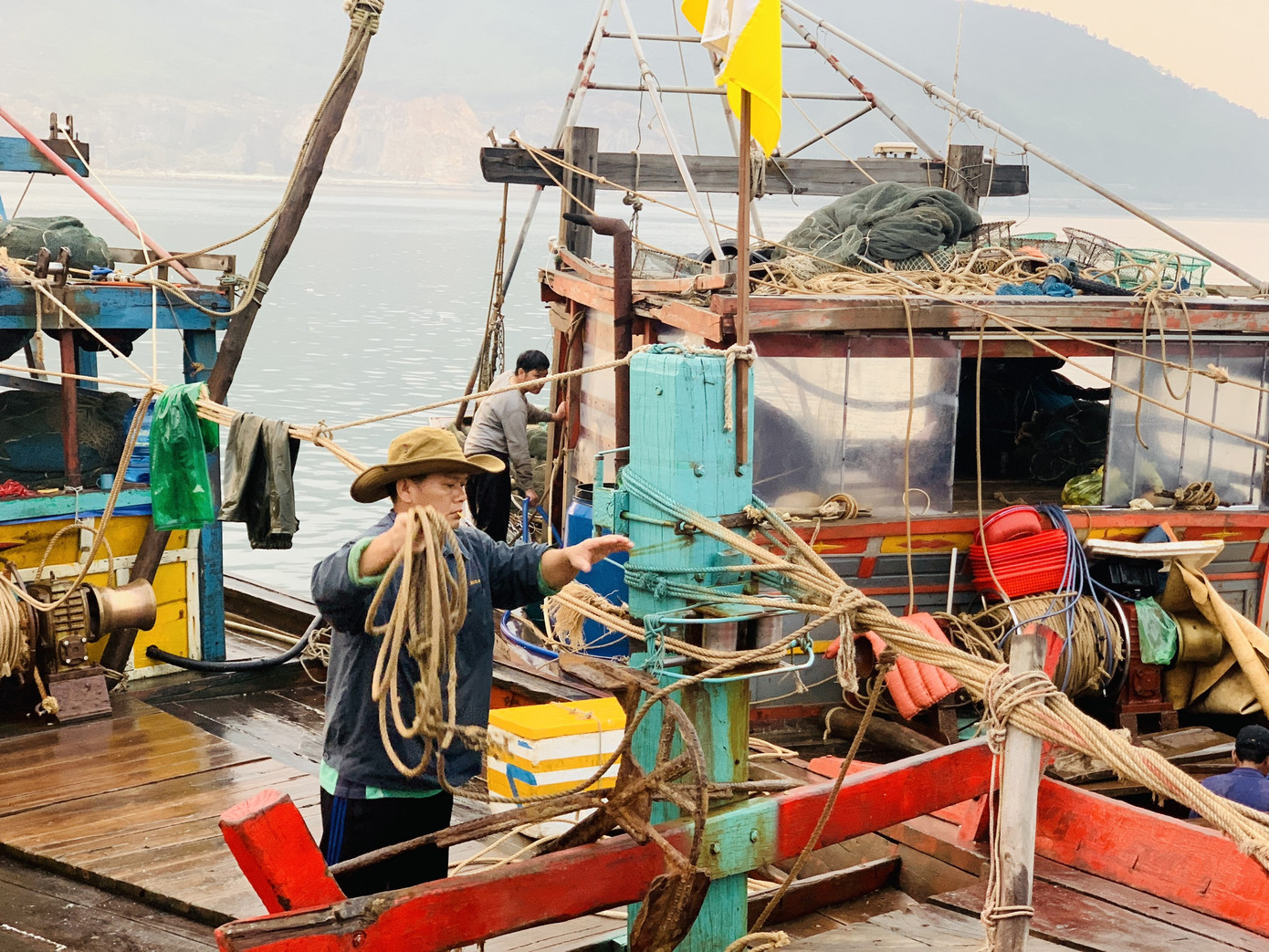 Vươn khơi đầu năm, ngư dân phấn khởi trúng đậm tôm, cá ảnh 15