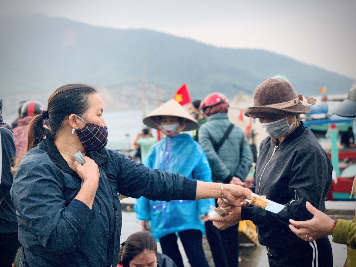 Vươn khơi đầu năm, ngư dân phấn khởi trúng đậm tôm, cá ảnh 16