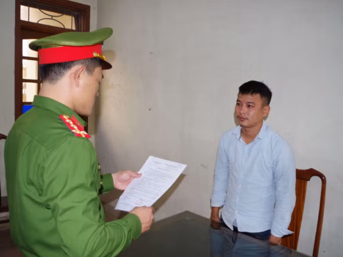 Bị nhắc nhở uống rượu, thanh niên cầm dao chém cha đẻ ảnh 1