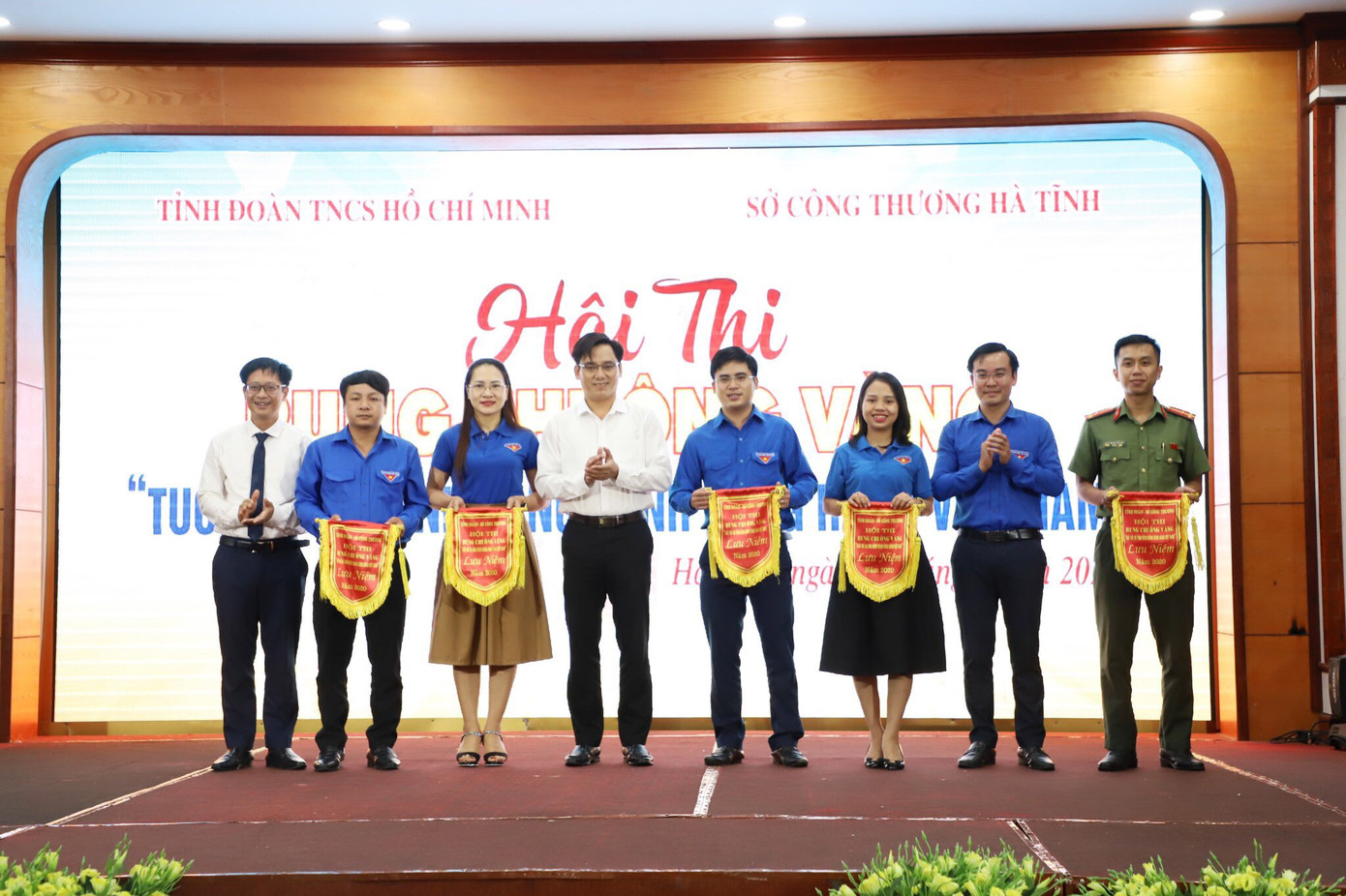 Rung chuông vàng 'Tuổi trẻ Hà Tĩnh đồng hành cùng hàng Việt Nam' ảnh 1