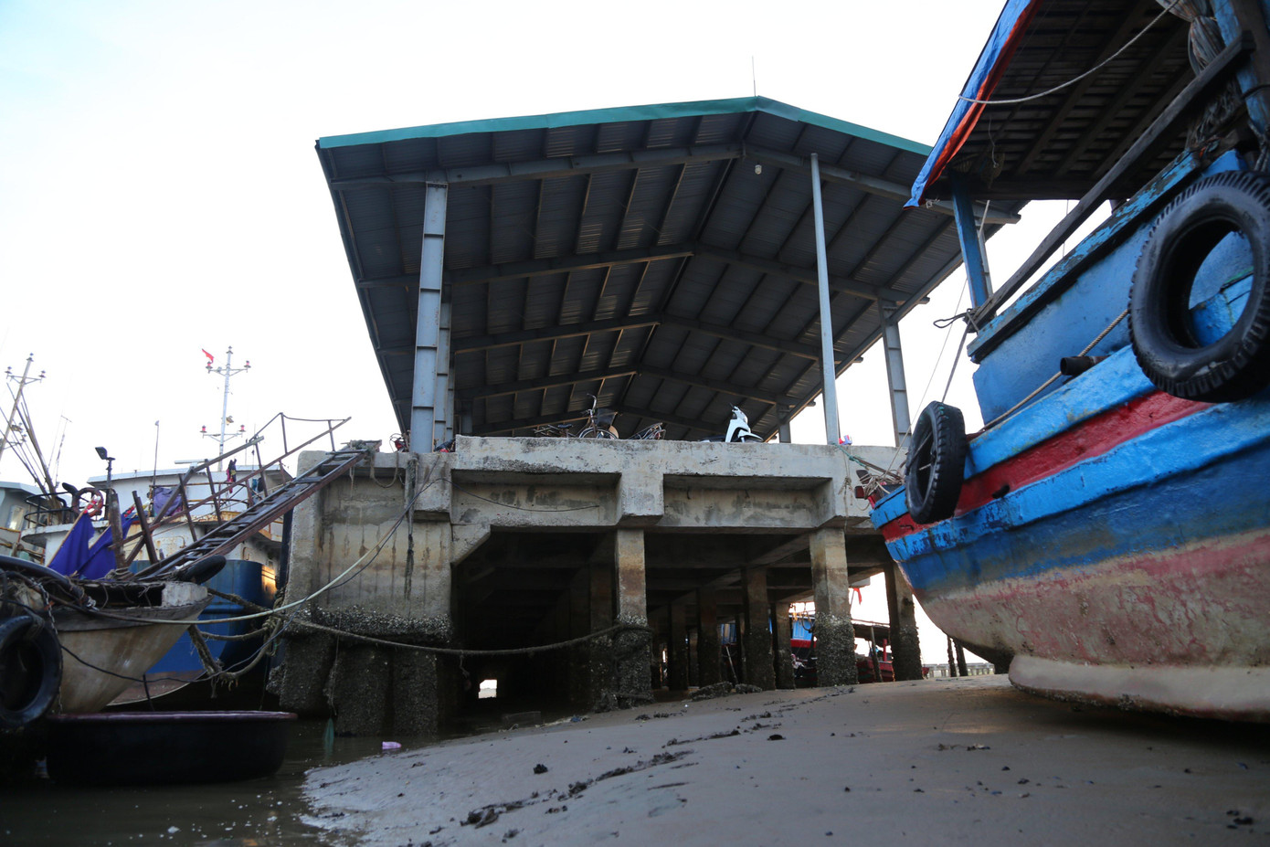 Cảng cá hơn 110 tỷ bị bồi lấp, tàu thuyền 'treo' trên cát ảnh 2