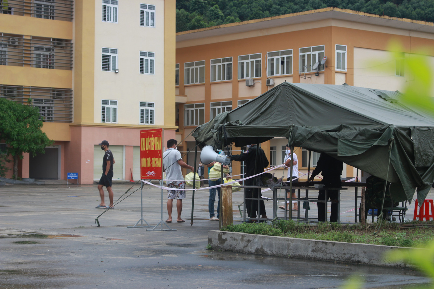 Giảng viên về thôn kêu gọi, thu gom rau tiếp tế nơi cách ly gần 1.000 người ảnh 13