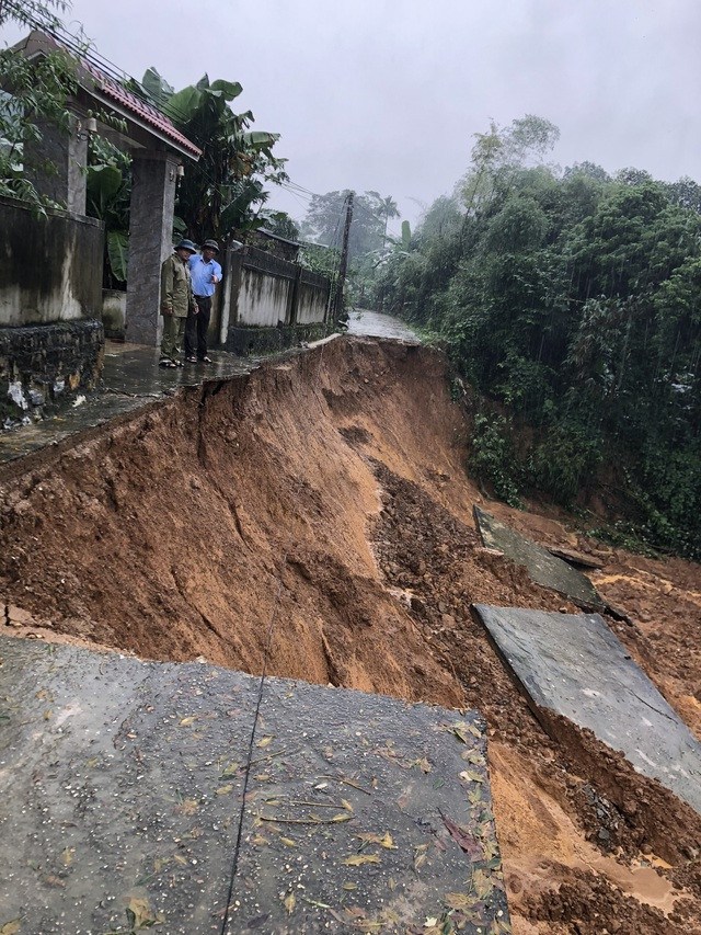 Đồi núi lở, đất đá tràn xuống ‘uy hiếp’ hàng trăm hộ dân miền núi Nghệ An ảnh 8