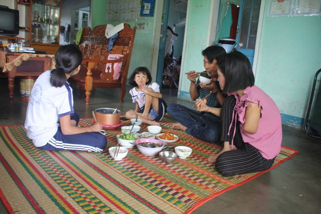 Xót xa cảnh cô giáo mất đi cánh tay trong lần băng rừng 'gieo chữ' ảnh 3